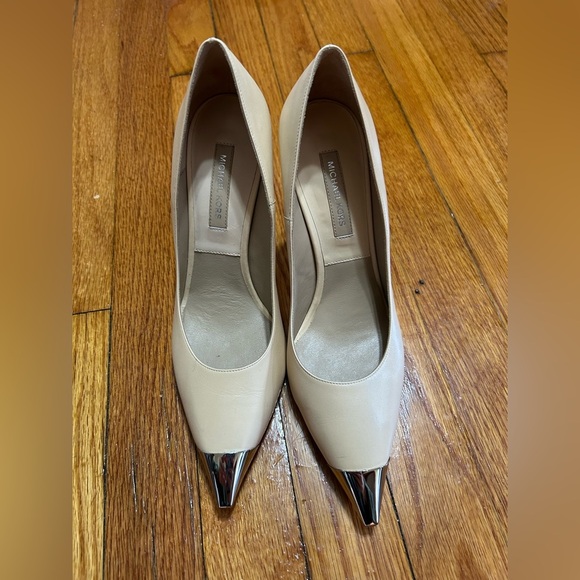 MICHAEL KORS  Made In Italy Beige Leather Silver Cap Pointed Toe Bumps Size 38 - Picture 1 of 9